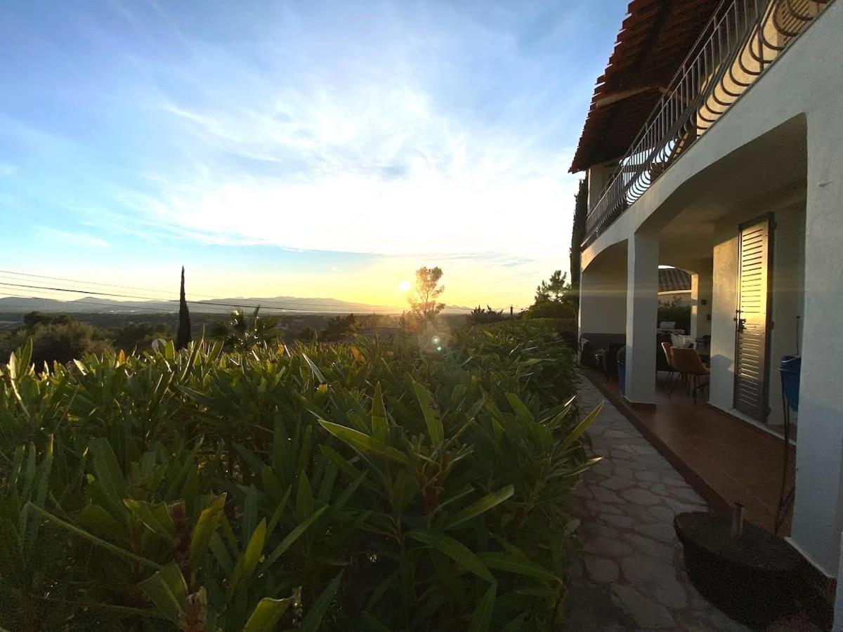 Maison Au Calme Dans Privee Avec Piscine Vue Hébergement de vacances Fréjus